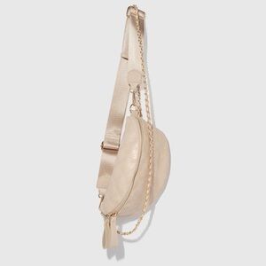 VICI Jenny Faux Leather Crossbody Bag Natural Color SOLD OUT

Never Used